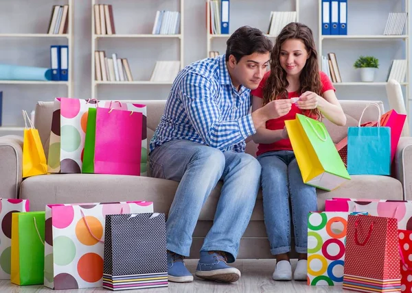 Par jovem depois de fazer compras com muitas malas — Fotografia de Stock