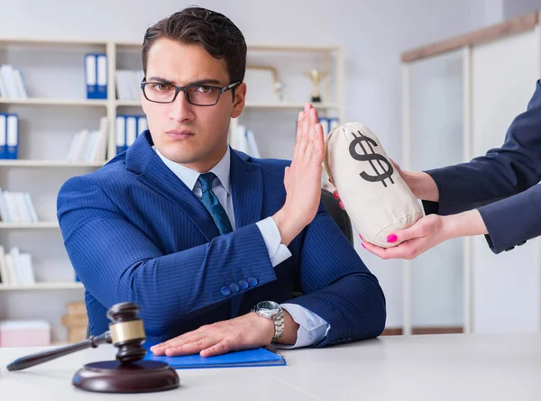 Rechter in steekpenningen concept met geld — Stockfoto