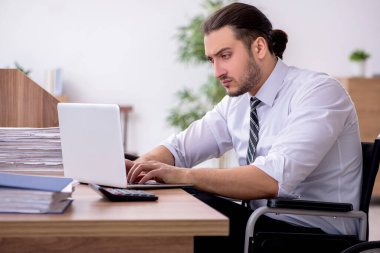 İş yerinde acı çeken genç engelli çalışanlar