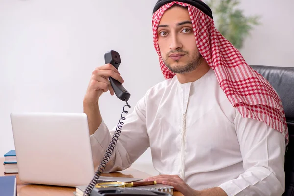 Ofiste çalışan genç bir Arap erkek. — Stok fotoğraf