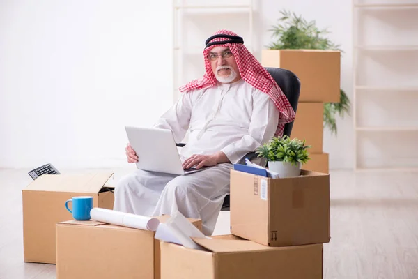 Régi arab üzletember irodai áthelyezési koncepció — Stock Fotó