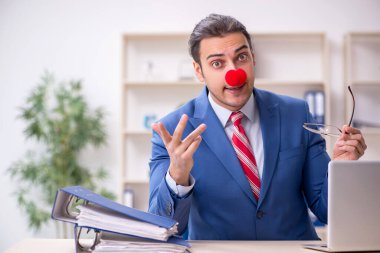 Ofiste çalışan komik bir palyaço.