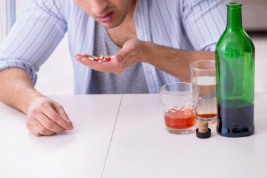 Alkol bağımlılığı tedavisi gören genç bir adam.