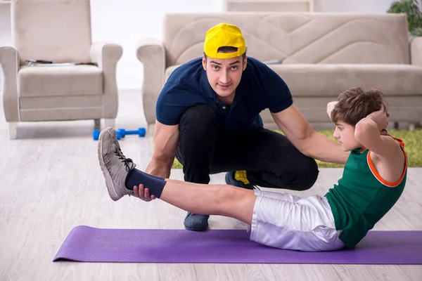 Vater und Sohn beim Sport im Haus — Stockfoto