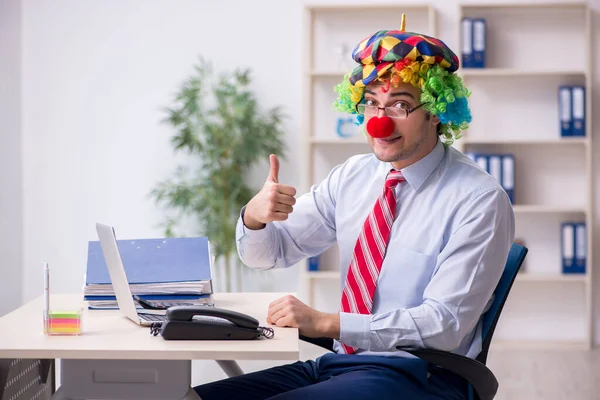 Drôle employé clown travailler dans l 'bureau — Photo