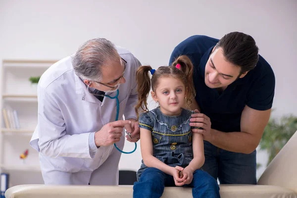 Unge far och hans dotter besöker gammal manlig läkare — Stockfoto