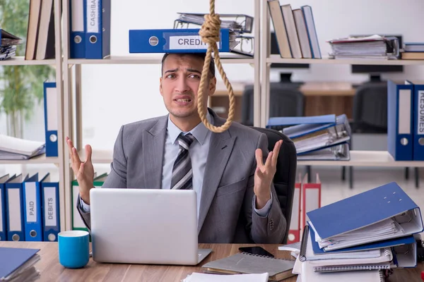 Junge männliche Angestellte begeht Selbstmord am Arbeitsplatz — Stockfoto