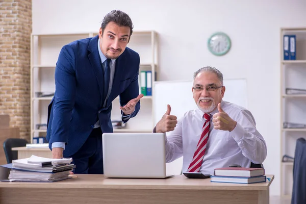 Deux employés dans le bureau — Photo