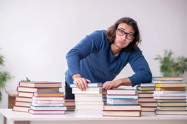 Joven estudiante masculino preparándose para los exámenes en casa — Foto de Stock