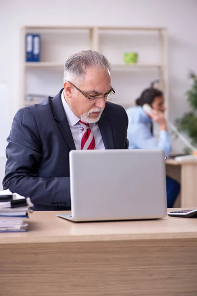 Dos empleados en la oficina —  Fotos de Stock