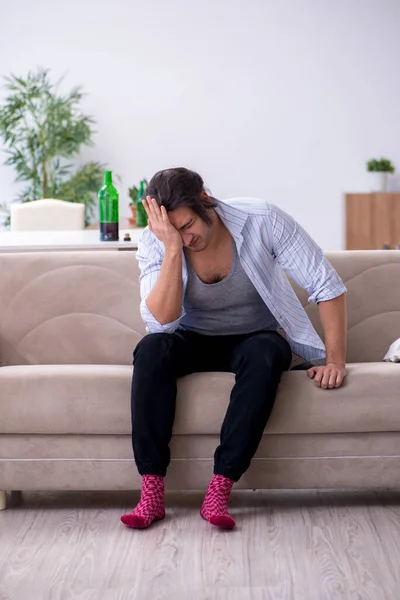 Jonge alcoholist drinkt thuis wijn — Stockfoto