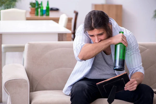 Mladý muž alkoholik v neopětovaném milostném konceptu — Stock fotografie