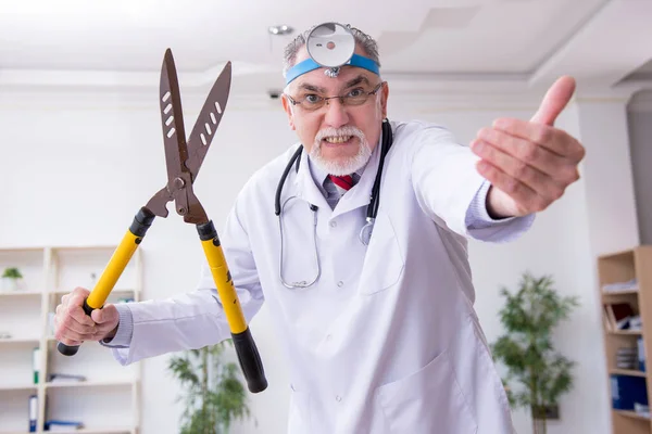Сумасшедший врач-отолог работает в клинике — стоковое фото