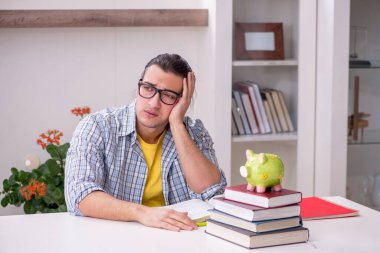 Genç erkek öğrenci sınava evde hazırlanıyor.