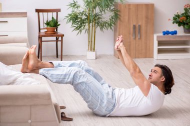 Genç erkek güne sabah egzersizleriyle başlıyor.