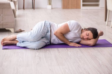 Genç erkek güne sabah egzersizleriyle başlıyor.