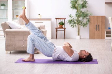 Genç erkek güne sabah egzersizleriyle başlıyor.