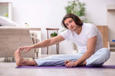 Genç erkek güne sabah egzersizleriyle başlıyor.