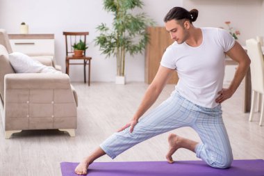 Genç erkek güne sabah egzersizleriyle başlıyor.