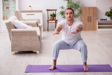 Genç erkek güne sabah egzersizleriyle başlıyor.