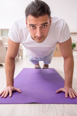 Genç erkek güne sabah egzersizleriyle başlıyor.