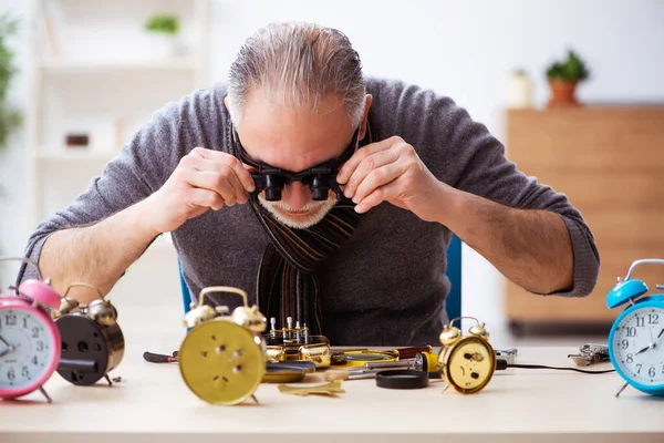 Vieux horloger masculin travaillant dans l'atelier — Photo