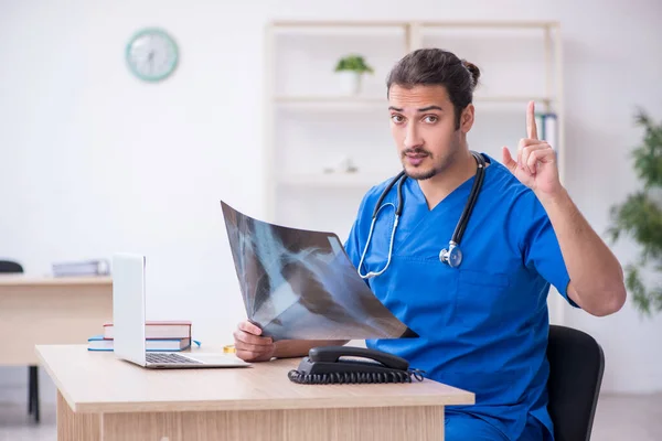 Jovem médico do sexo masculino trabalhando na clínica — Fotografia de Stock