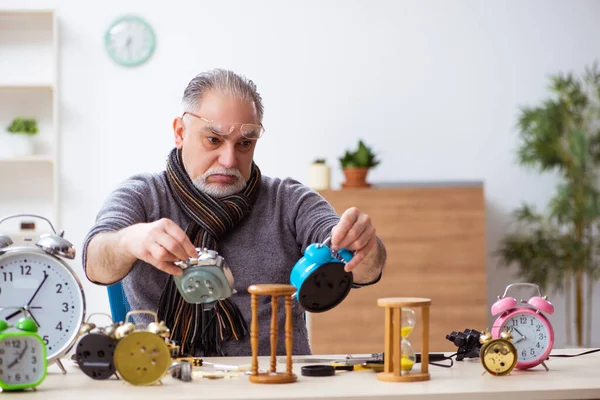 Gamla manliga urmakare som arbetar i verkstaden — Stockfoto