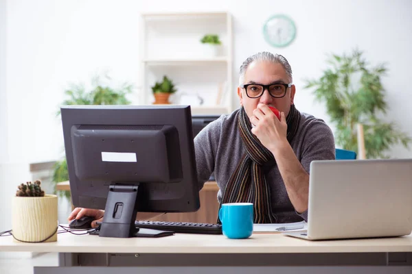 Old male employee working from house during pandemic — Stock Photo, Image