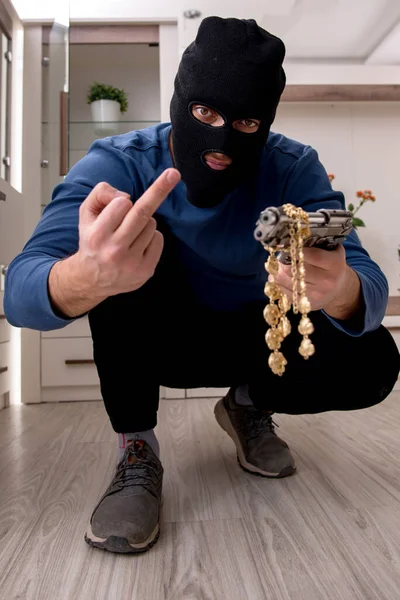 Homem ladrão roubando coisas valiosas da casa — Fotografia de Stock