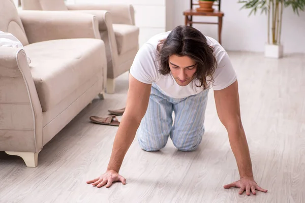 Joven macho comenzando el día con ejercicios matutinos — Foto de Stock