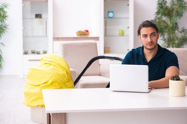 Junger Vater kümmert sich um Neugeborenes — Stockfoto