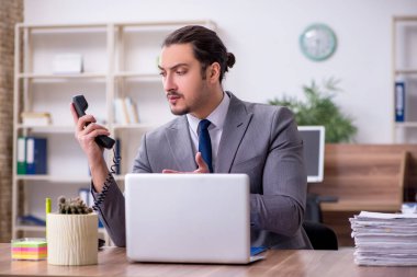 Ofiste çalışan genç bir erkek.