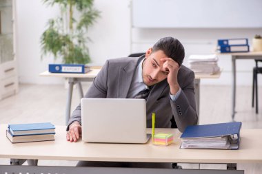 Ofiste çalışan genç bir erkek.