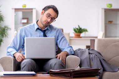 Evden çalışan yorgun işadamı