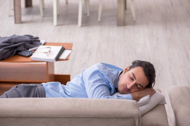 Evden çalışan yorgun işadamı