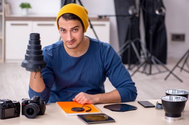 Stüdyoda çalışan genç bir fotoğrafçı.