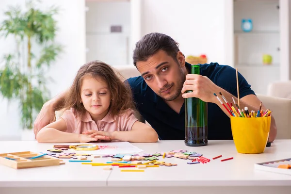 Пьяный отец и маленькая девочка в помещении — стоковое фото