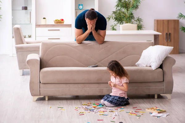 Junger Vater und kleines Mädchen im Haus — Stockfoto