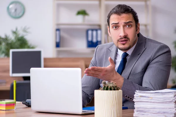 Junge männliche Angestellte im Büro — Stockfoto