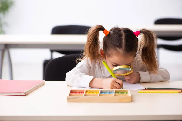 Menina pequena no conceito de desenvolvimento inicial — Fotografia de Stock