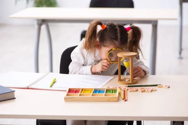 Klein meisje in tijd management concept — Stockfoto