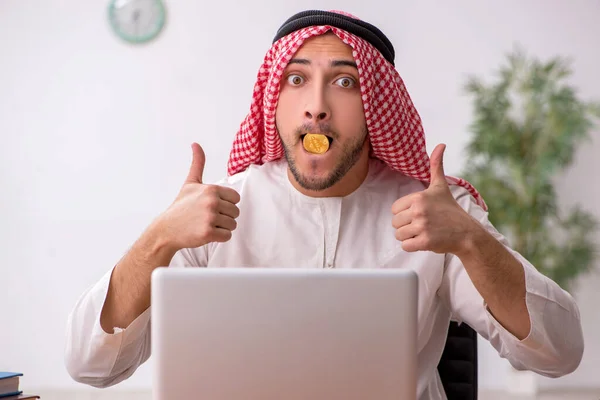 Junge männliche arabische Angestellte bei der Arbeit im Büro — Stockfoto