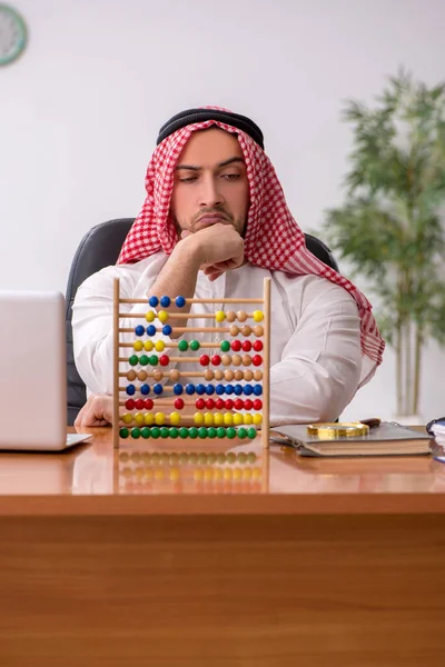 Empleado árabe joven trabajando en la oficina — Foto de Stock