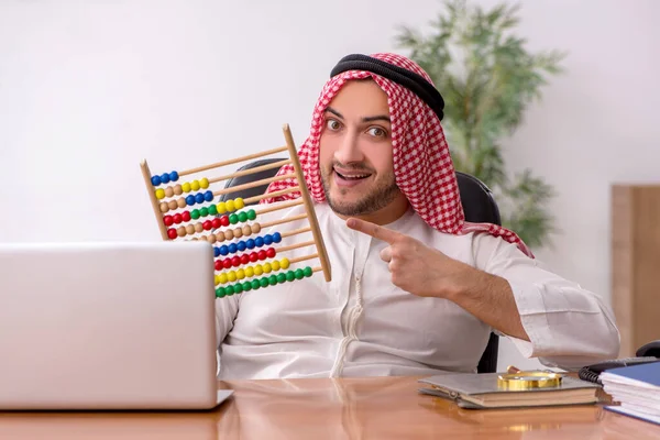 Jeune employé arabe de sexe masculin travaillant au bureau — Photo