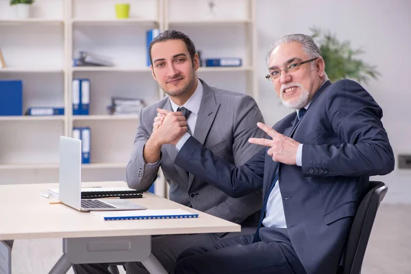 Vieux et jeunes hommes d'affaires dans le concept de réunion d'affaires — Photo