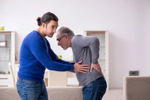 Joven cuidando a su padre enfermo —  Fotos de Stock