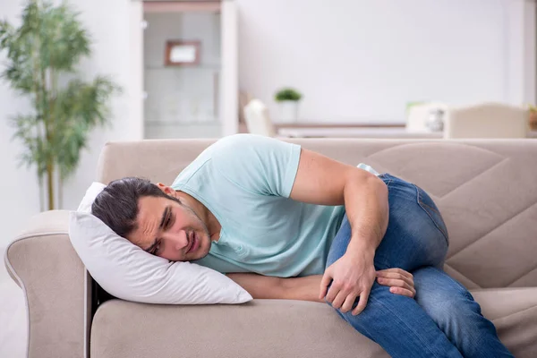 Verletzter junger Mann leidet zu Hause — Stockfoto