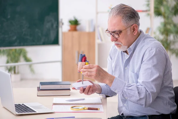 Vecchio insegnante maschio in classe — Foto Stock