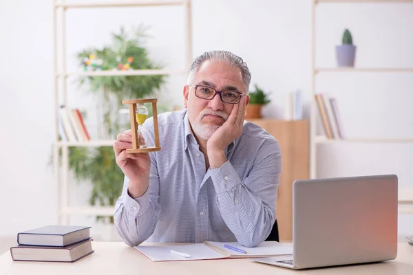 Viejo profesor en el aula —  Fotos de Stock